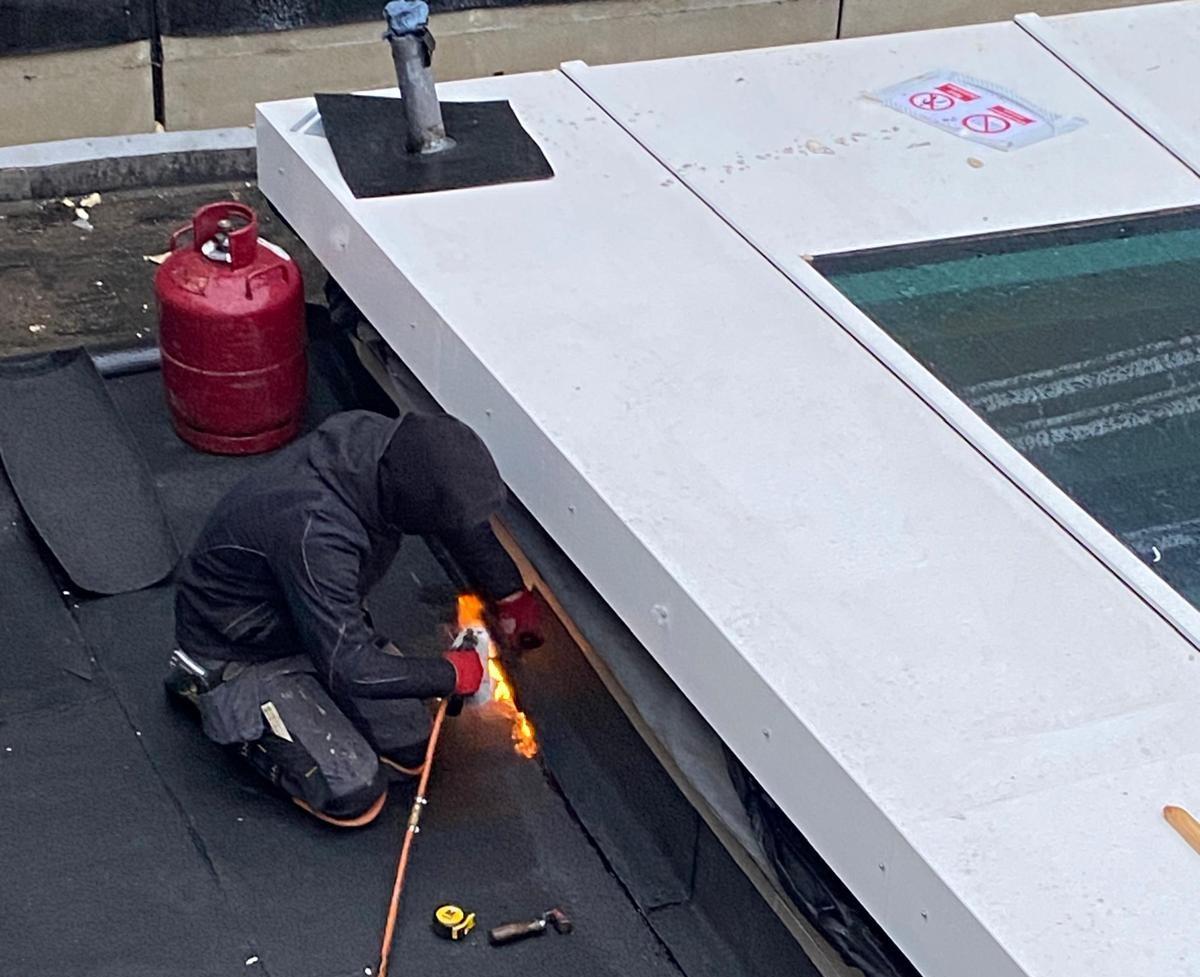 Vakkundig dakdekker BWD Dakwerken aan het werk in Culemborg en regio